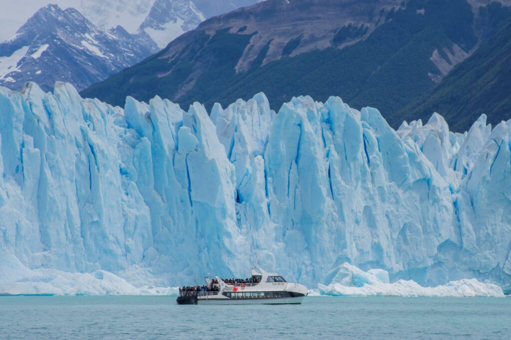 La embarcación frente a la pared norte del Glaciar Perito Moreno