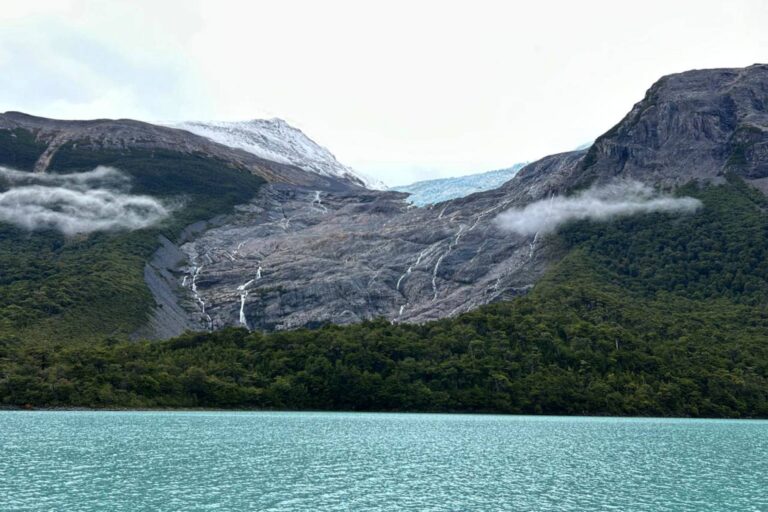 Glaciar colgante con cascadas sobre la montaña, visto desde la navegación