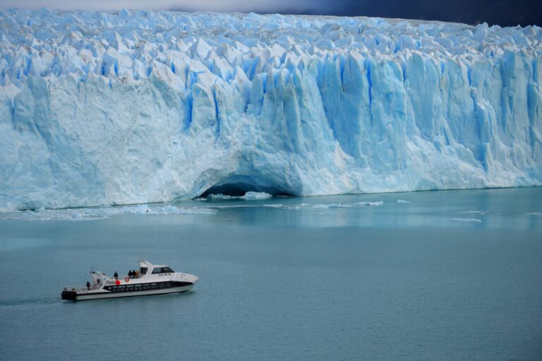 Detalle del hielo azul en la pared del glaciar