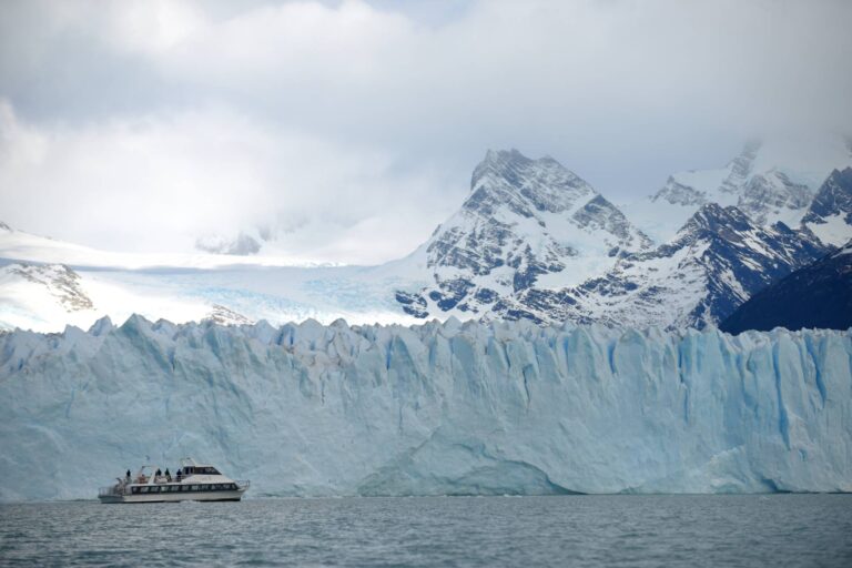 Hielo desprendido flotando cerca de la pared del glaciar