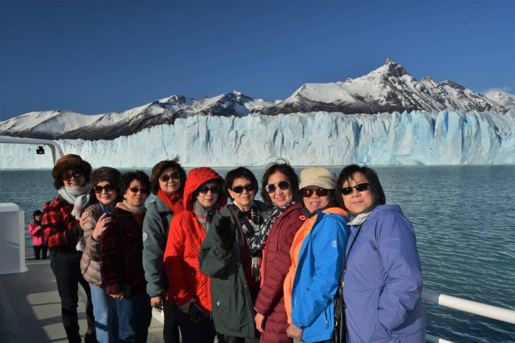 Pasajeros observando el glaciar desde la cubierta de la embarcación