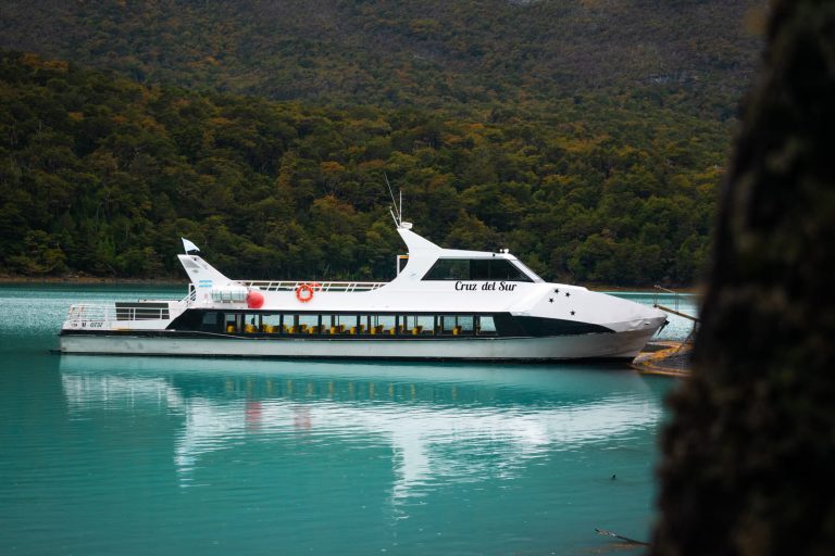 Embarcação Cruz del Sur atracada na margem do Lago Argentino