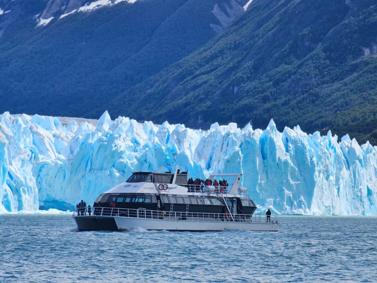 Catamarã El Cóndor navegando em frente ao Glaciar Perito Moreno