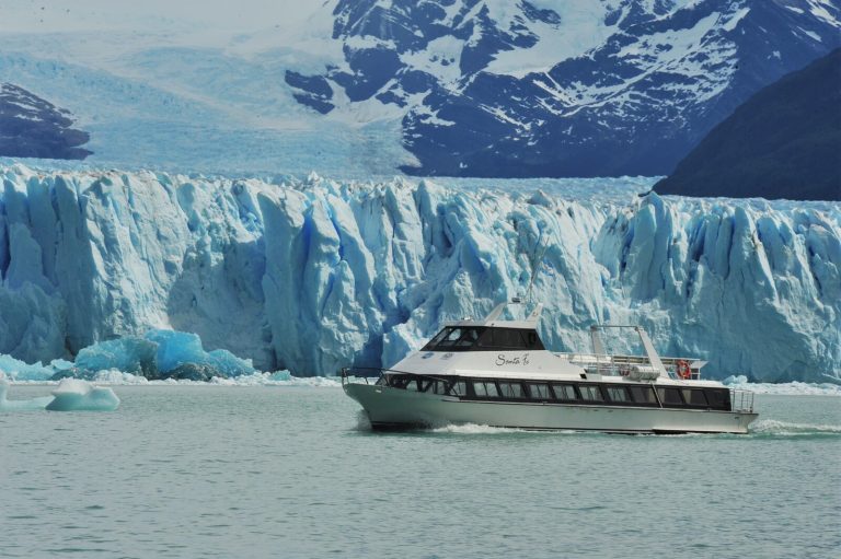 Embarcação Santa Fe navegando em frente ao Glaciar Perito Moreno