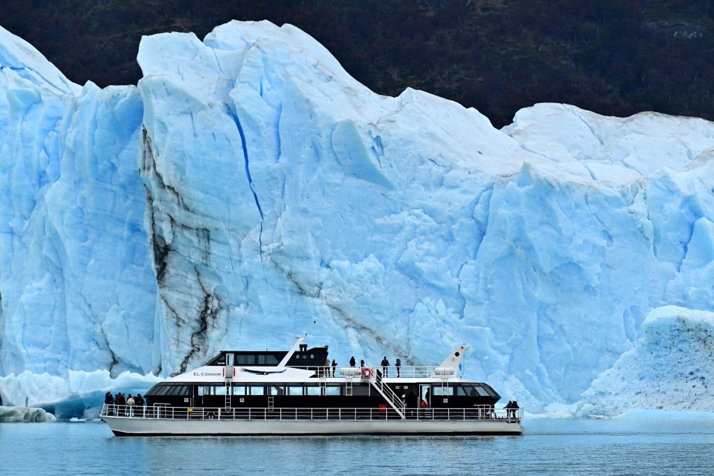 El catamarán El Cóndor navegando frente a la pared del Glaciar Perito Moreno