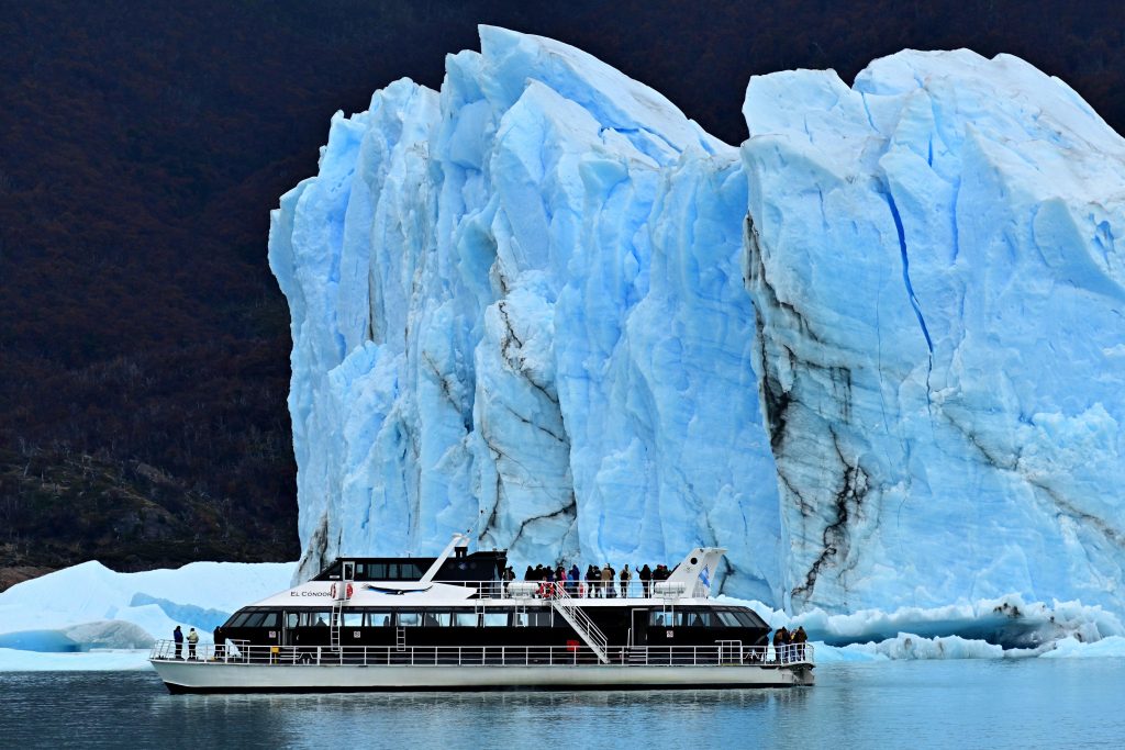 Navegação em frente à parede NORTE do Glaciar Perito Moreno